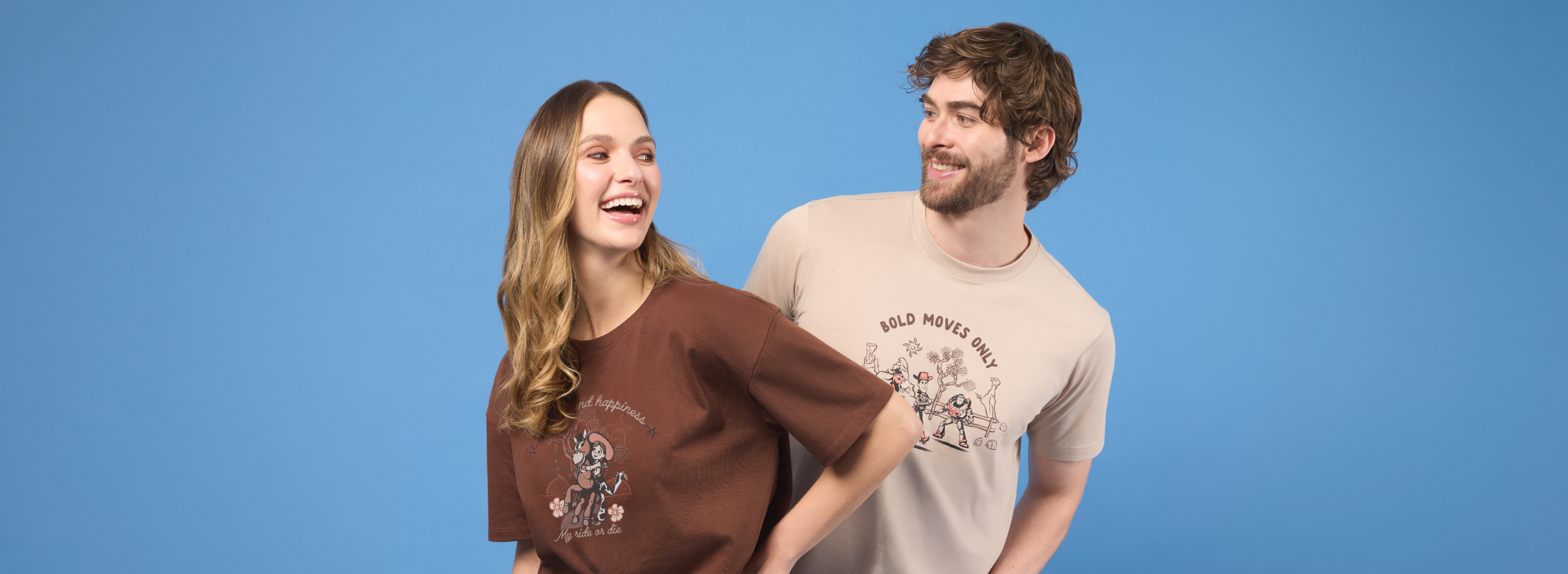 Hombre y mujer con camisetas estampadas